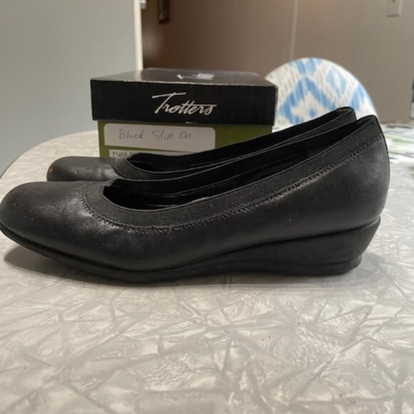 Trotters Black Wedged Round Toe Comfort Slip On Shoes Size 6 - Picture 4 of 7